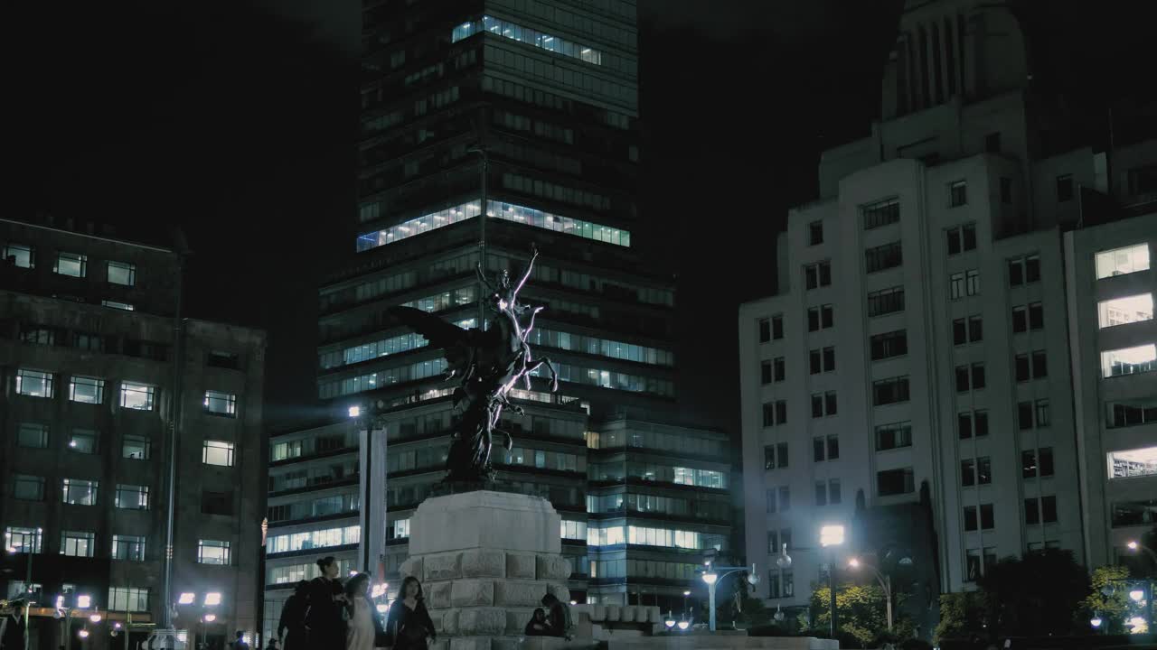 Free Video Stock Statue In A City Square Downtown At Night Live Wallpaper - Free Download