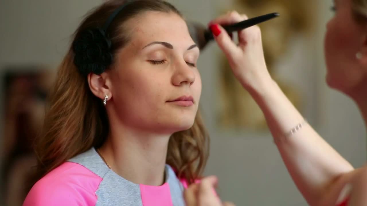 Stock Video Makeup Artist Using A Brush On A Woman Animated Wallpaper - Free Download