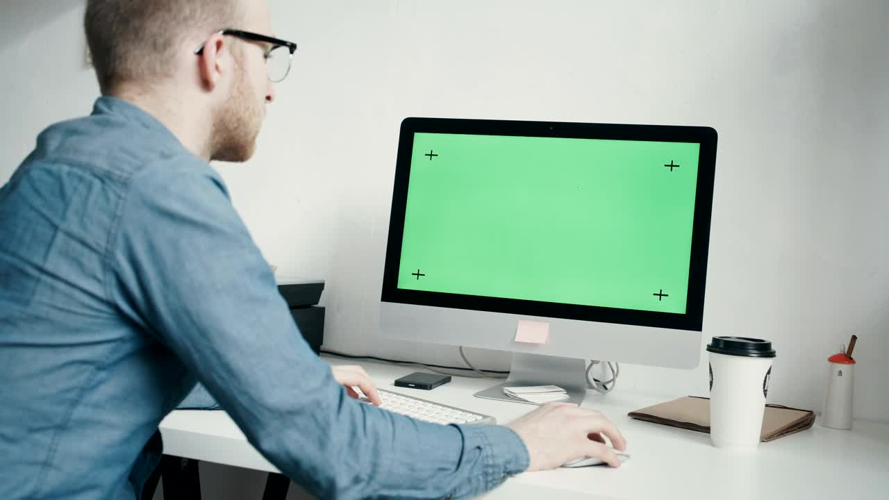 Stock Video Man Working On Green Screen Monitor In Minimal Offic Animated Wallpaper - Free Download