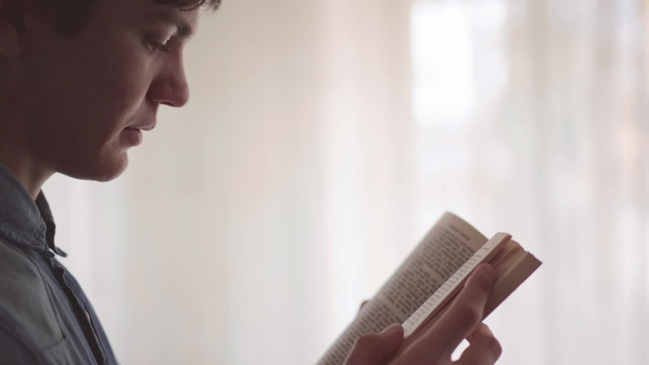 Free Stock Video Side View Of Man Reading Bible Live Wallpaper - Free Download