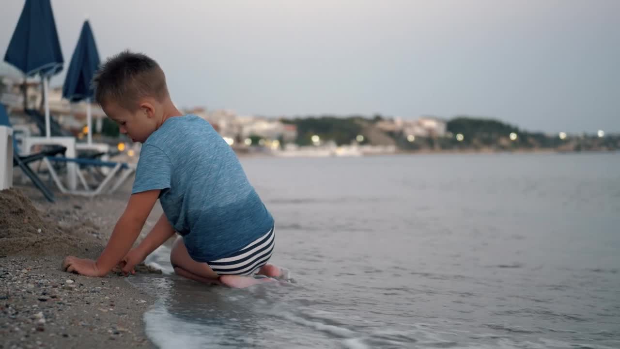 Video Stock Child Spending The Evening At The Beach Live Wallpaper For PC - Free Download