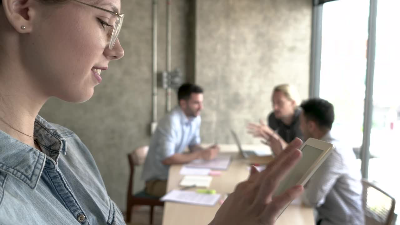 Stock Video Discussing Results As A Team Live Wallpaper For PC - Free Download