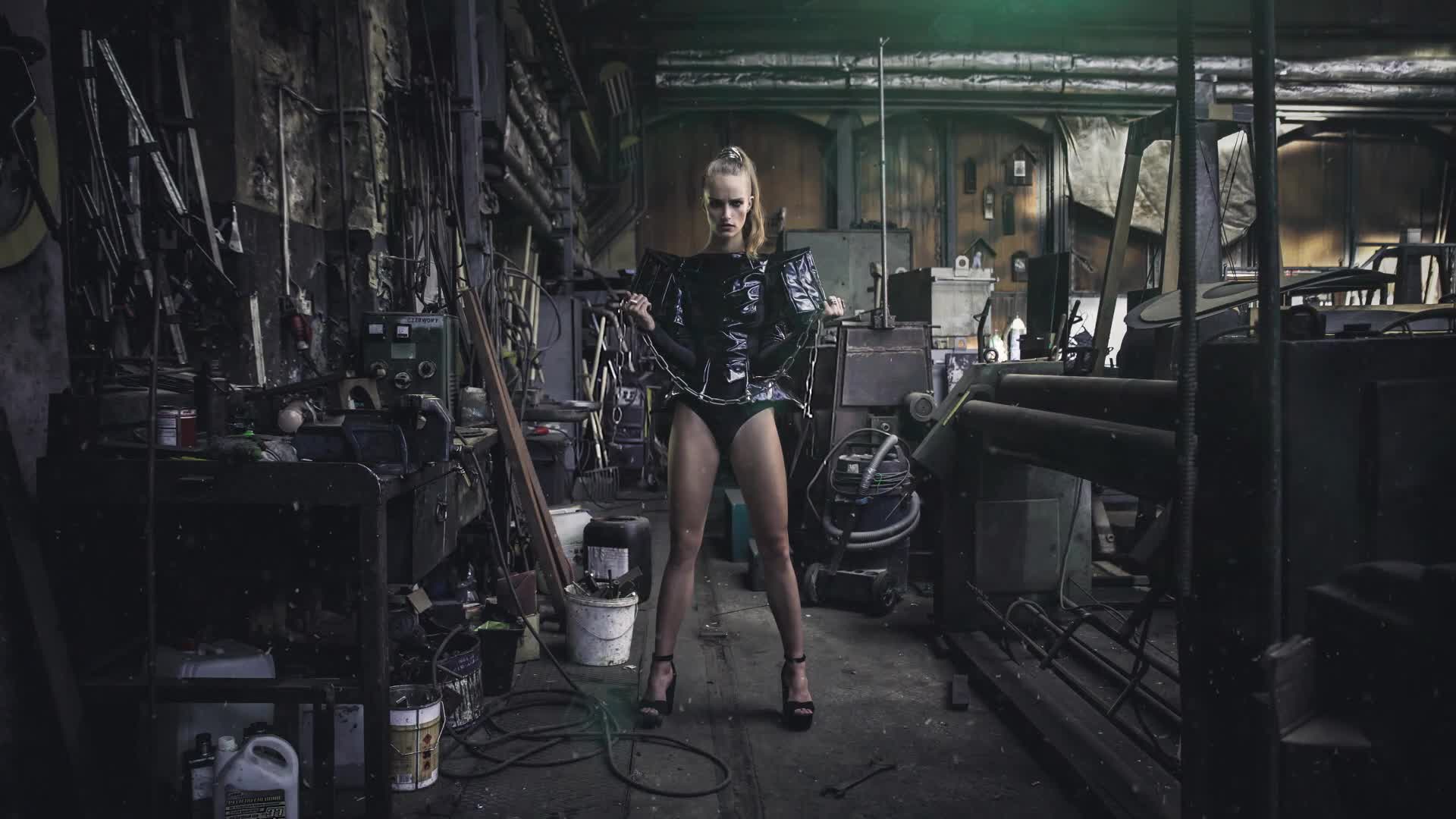 Girl In Chains HD Live Wallpaper - Free Download