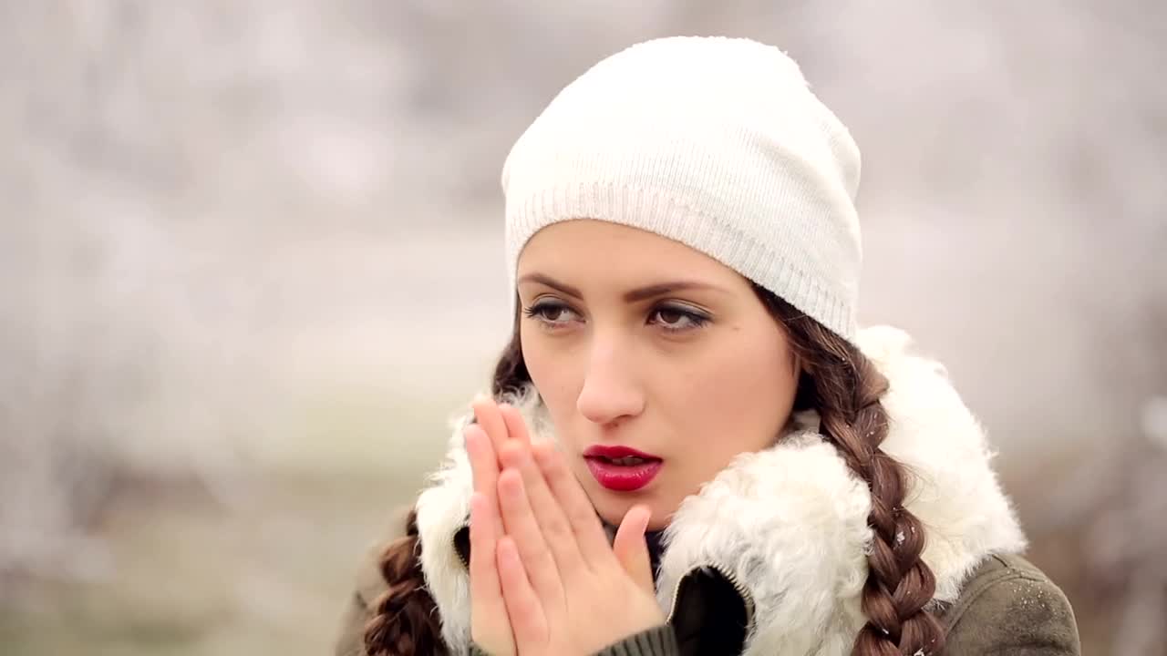 Free Stock Video Woman Warms Her Hands In Winter Live Wallpaper - Free Download