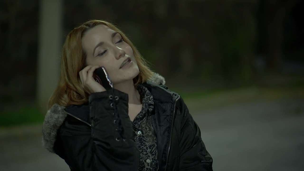 Free Stock Video Woman Is Robbed Of Her Cell Phone By A Thief Live Wallpaper - Free Download