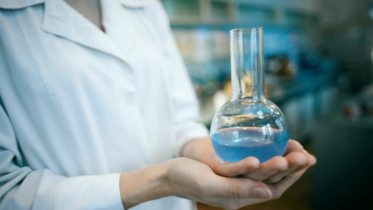 Video Stock Chemical Engineer Holding A Flask In The Laboratory Live Wallpaper For PC - Free Download