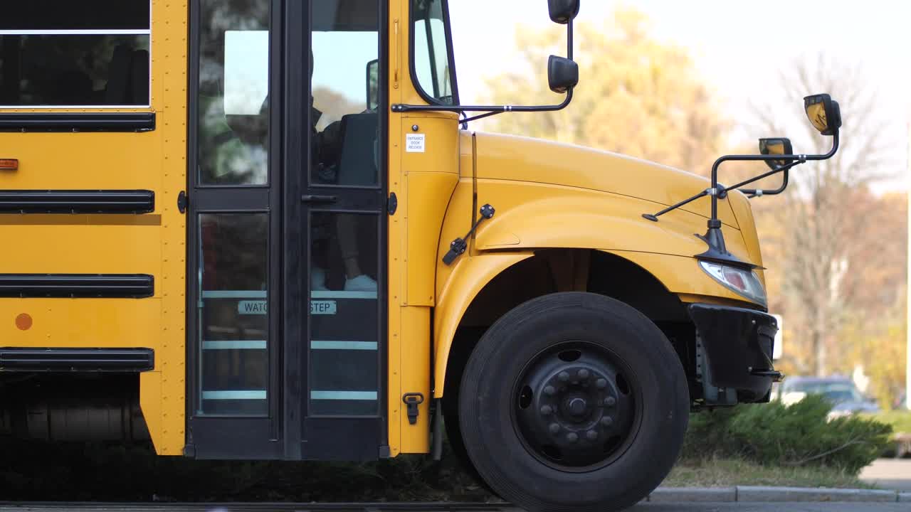 Stock Video Driver Saying Goodbye To School Kids Live Wallpaper For PC - Free Download