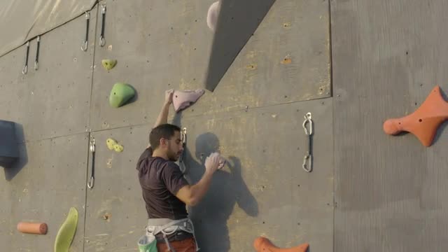 Free Video Stock Skillfully Climbing To The Top Of A Large Mountaineering Wall Live Wallpaper - Free Download