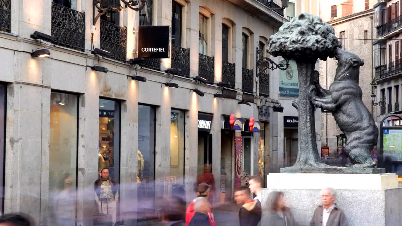 Stock Video Bear And The Strawberry Tree Statue In Madrid Live Wallpaper For PC - Free Download
