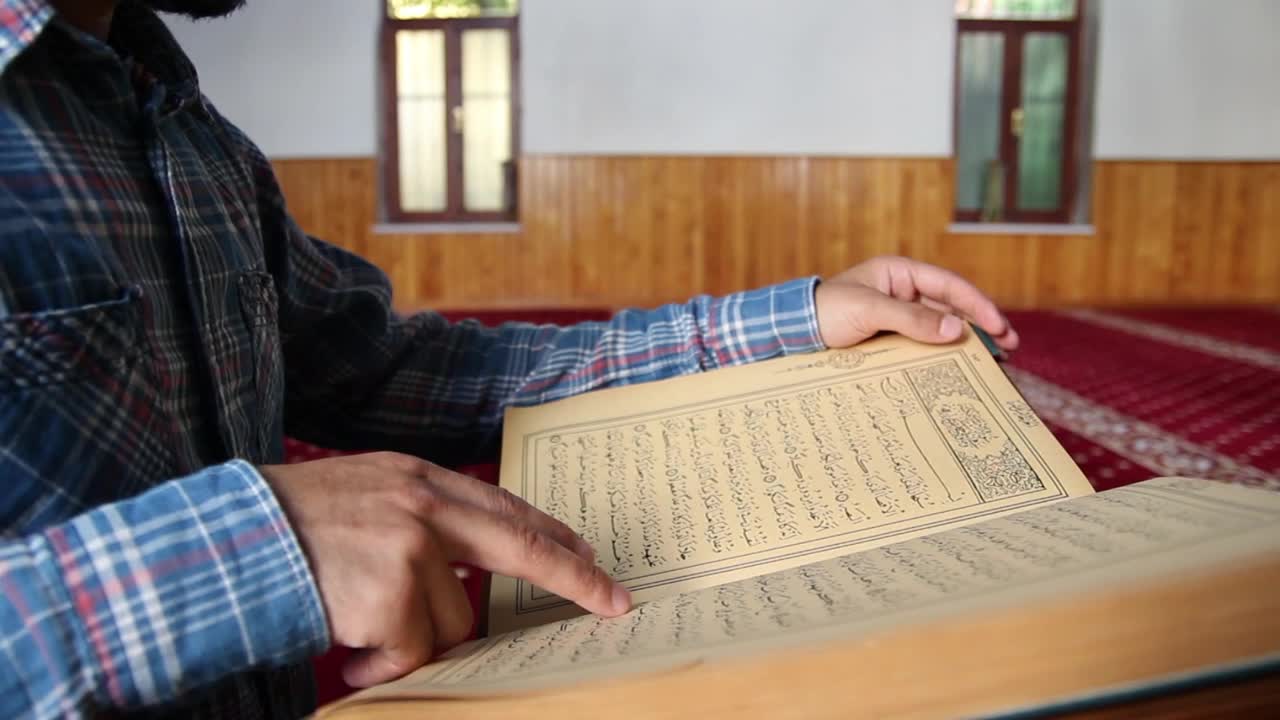 Video Stock Person Reading The Quran Inside A Mosque Live Wallpaper Free - Free Download