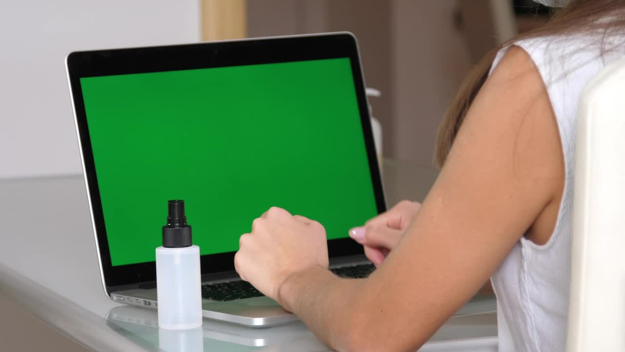 Free Stock Video Using The Hand Sanitizer Before Using The Laptop Live Wallpaper - Free Download