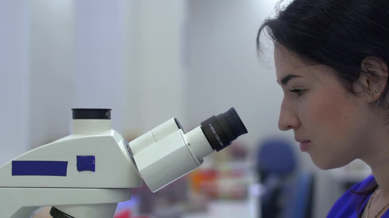 Free Stock Video Scientist Looking Through A Microscope Live Wallpaper - Free Download