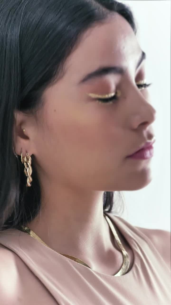 Stock Video Face Of A Model With Jewelry Posing In A Photoshoot Live Wallpaper For PC - Free Download