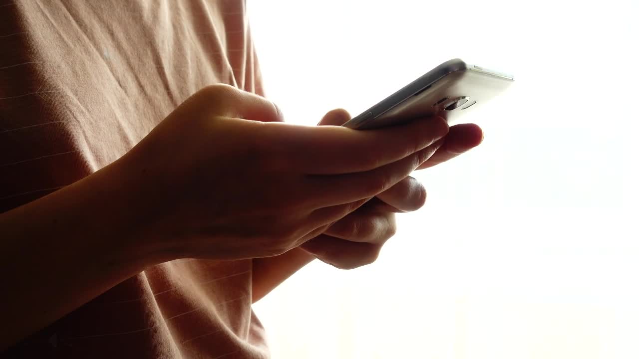 Free Video Stock texting on a modern phone Live Wallpaper - Free Download