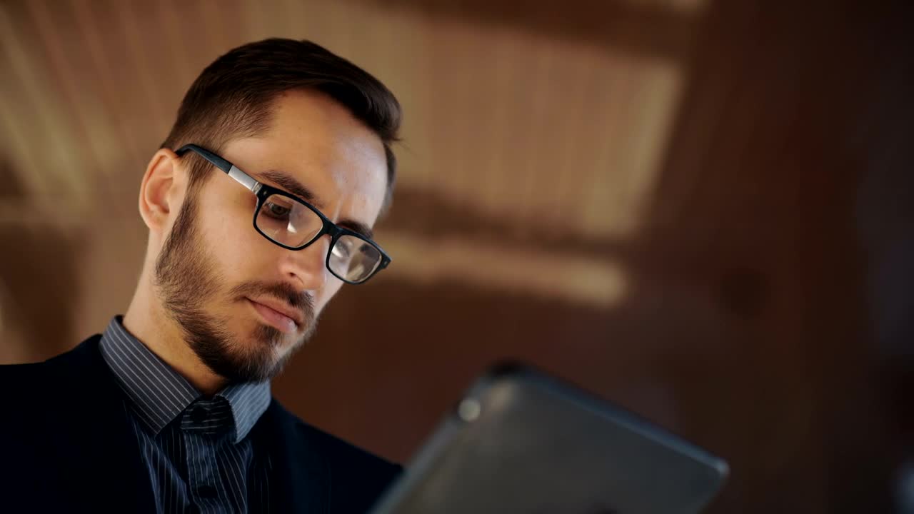 Stock Video Lawyer Checks Schedule And Smiles Animated Wallpaper - Free Download