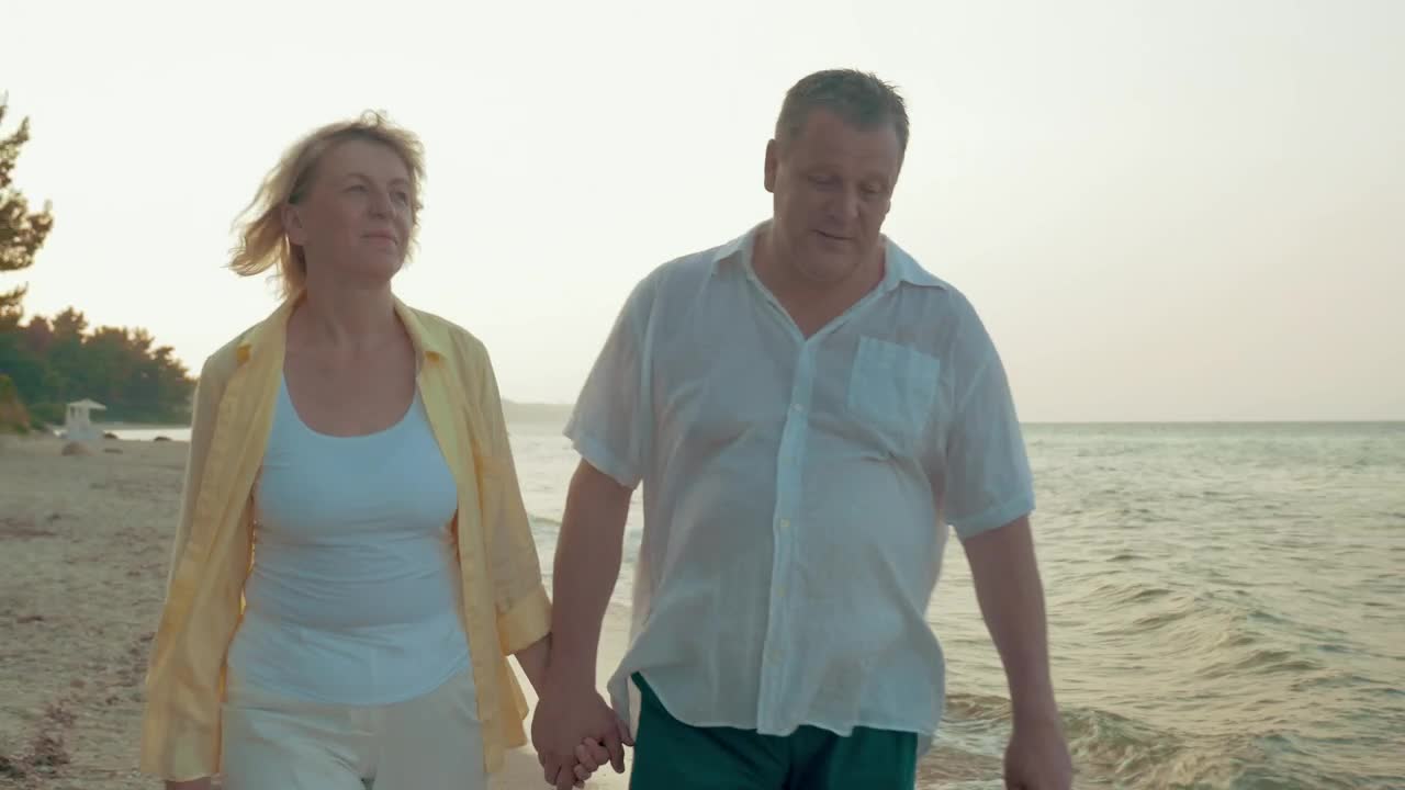 Stock Video Couple Stopping To Take A Photo Together Live Wallpaper For PC - Free Download