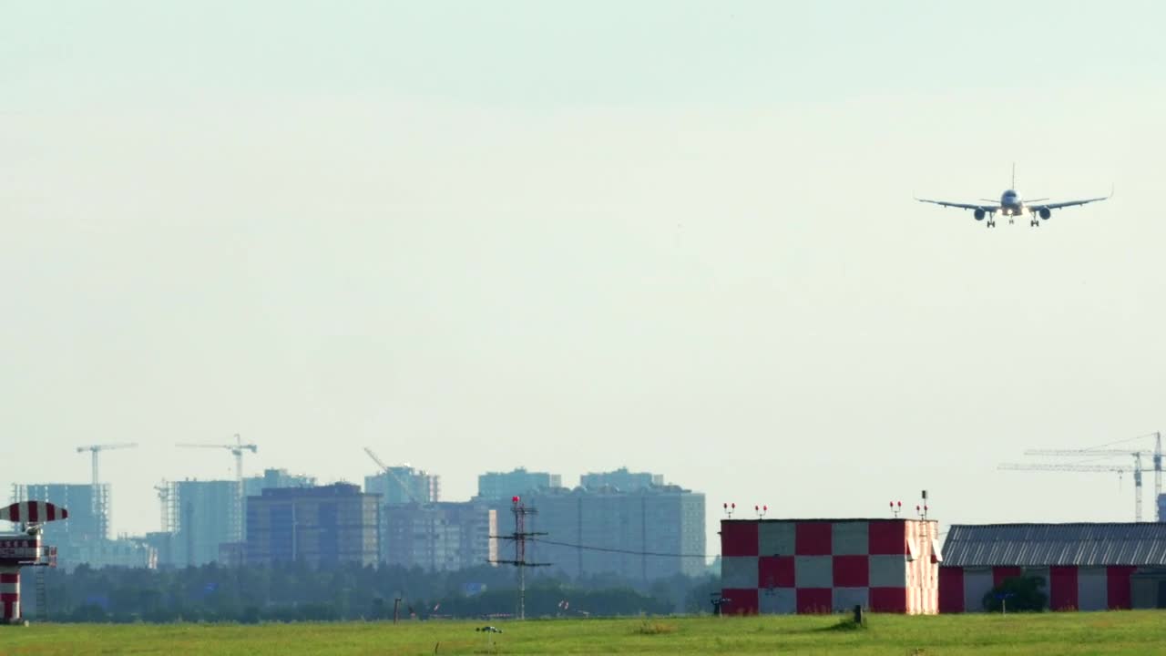Video Stock Plane Coming In To Land On A Runway Live Wallpaper Free - Free Download