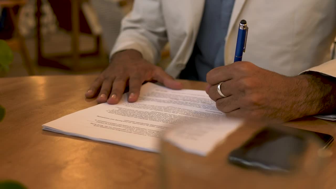 Video Stock Person Signing A Contract Live Wallpaper Free - Free Download