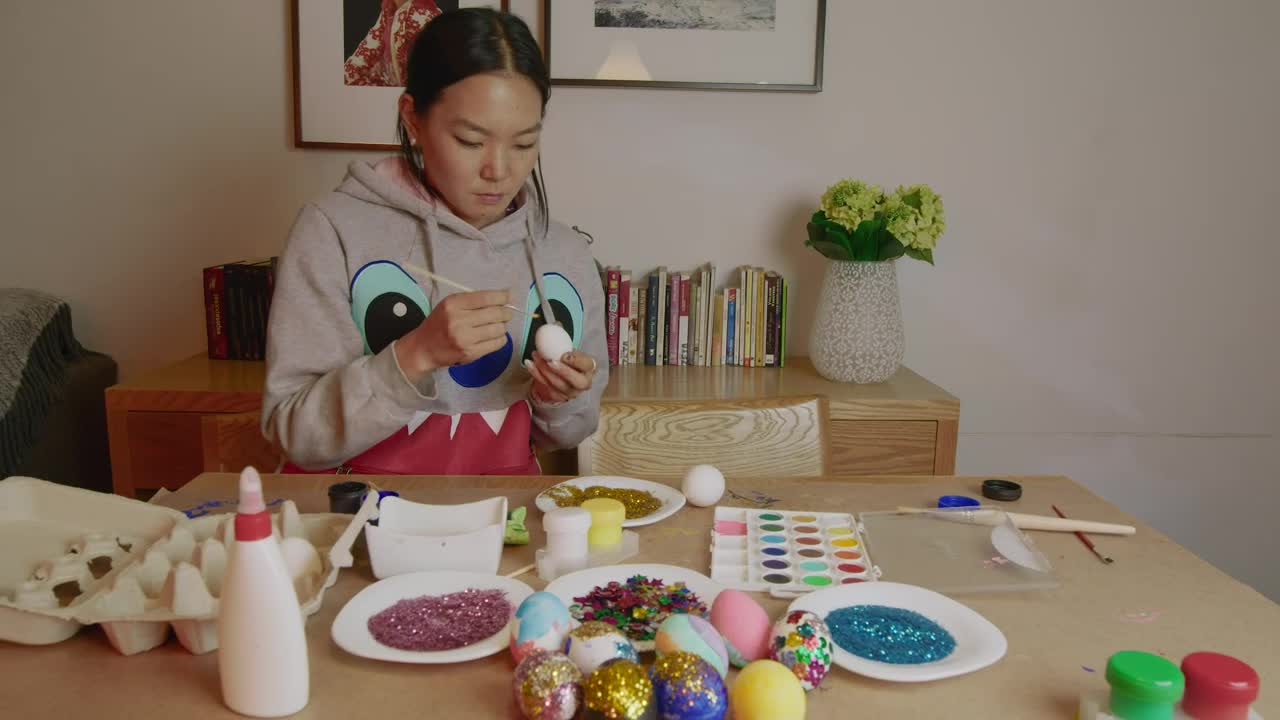Stock Video Mother And Daughter Decorating Easter Egg Animated Wallpaper - Free Download