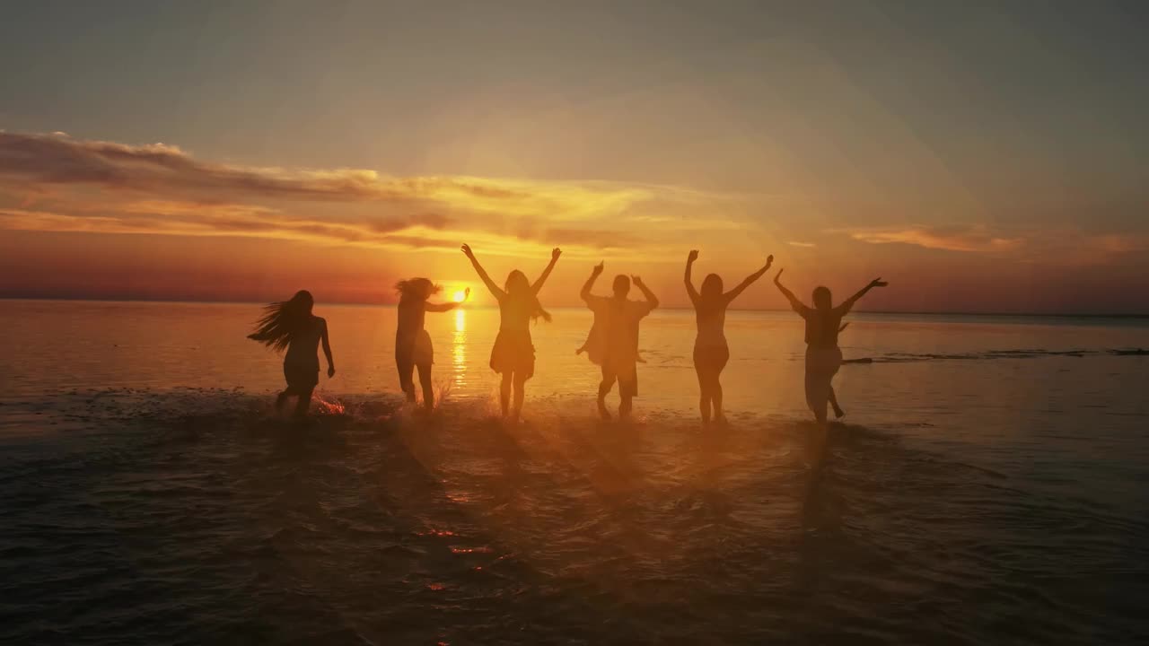 Video Stock Cheerful Friends At Their Beach Vacations Live Wallpaper For PC - Free Download