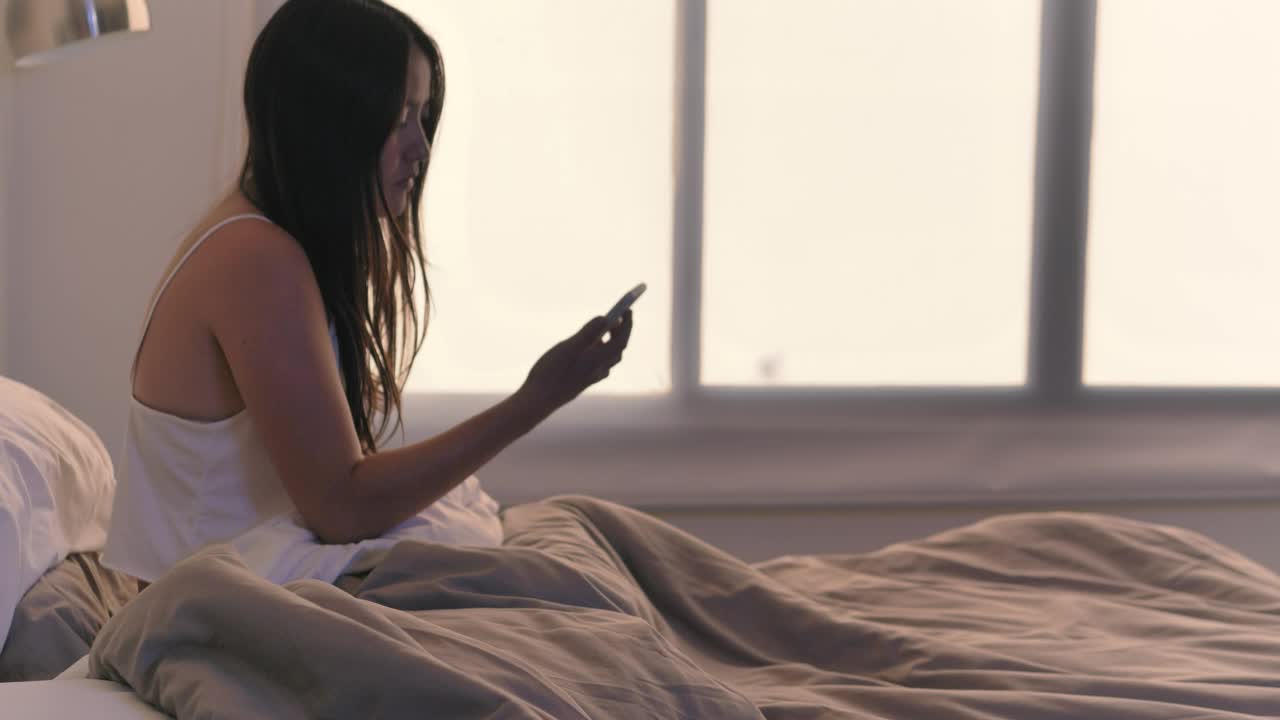 Stock Video Girl Checking Her Cell Phone In Her Bed Upon Waking Live Wallpaper For PC - Free Download