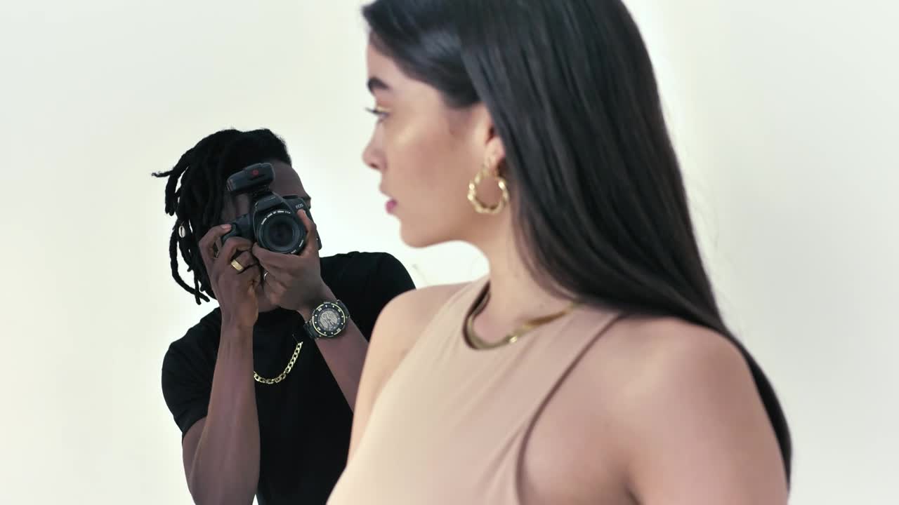 Video Stock Photographer Portraying A Woman From Different Angles Live Wallpaper Free - Free Download