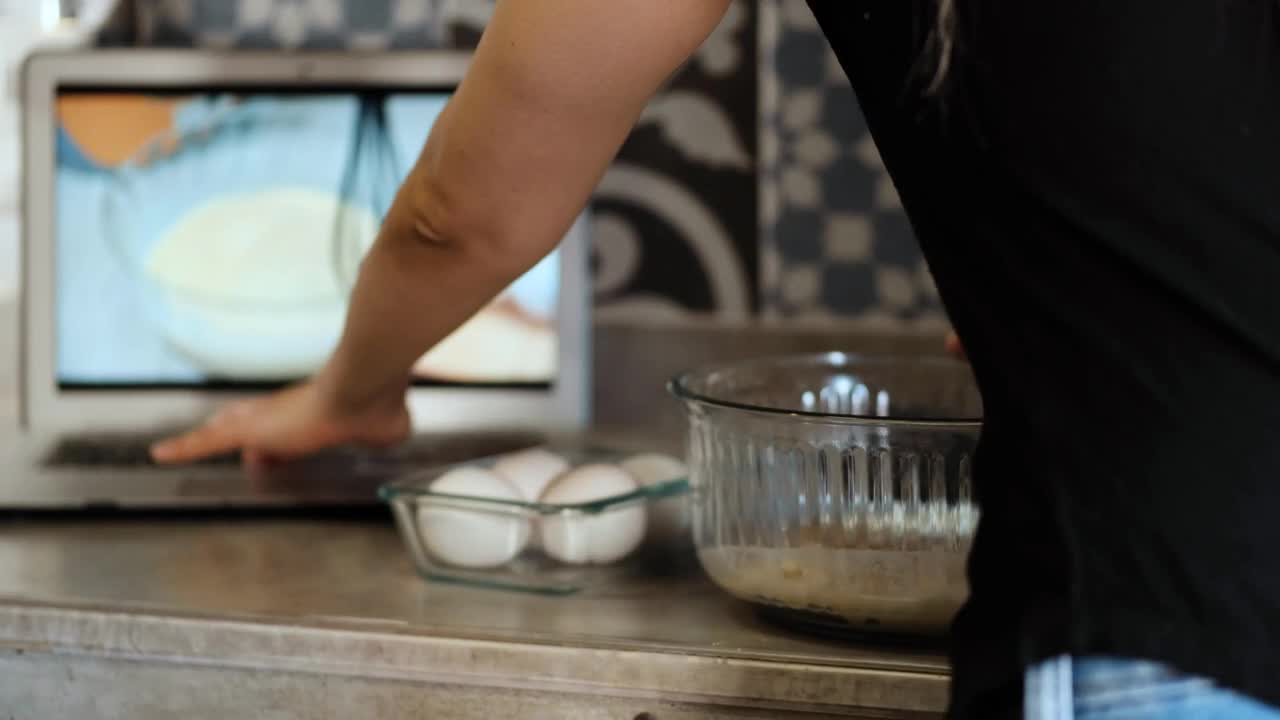 Video Stock Person Preparing A Recipe With An Online Tutorial Live Wallpaper Free - Free Download