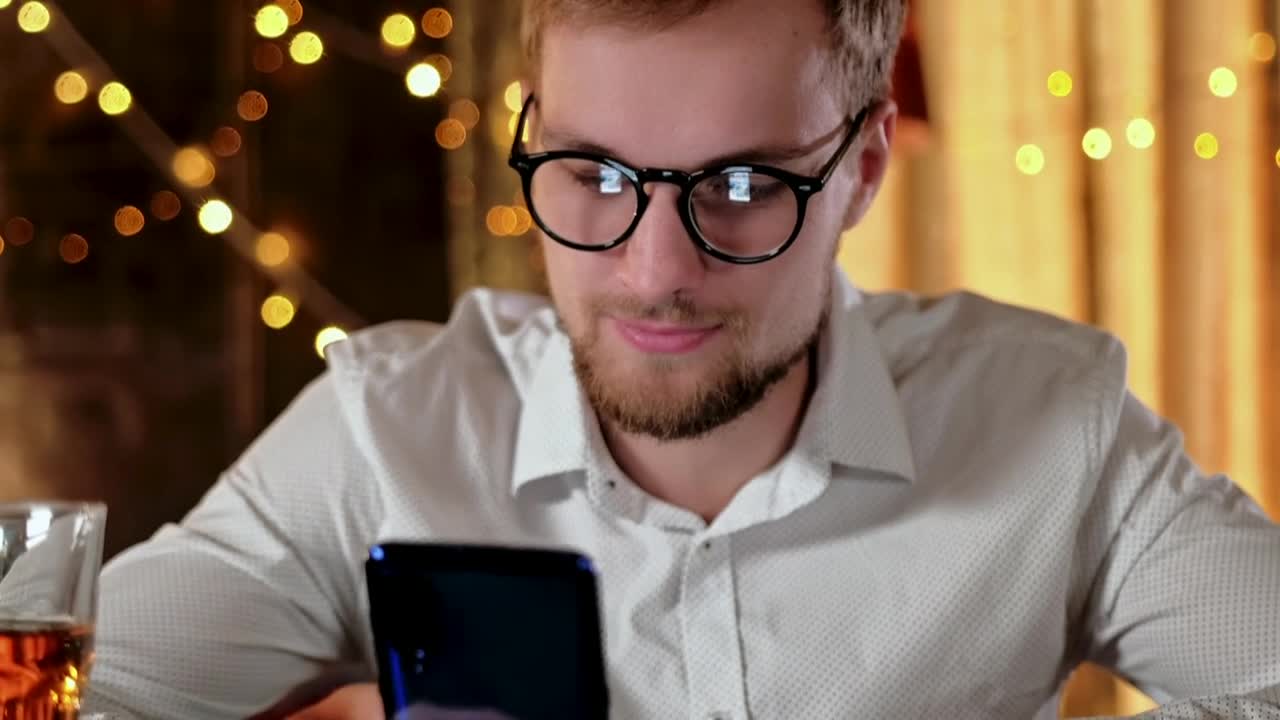 Stock Video Man On Mobile Phone With Whisky And Bokeh Light Animated Wallpaper - Free Download