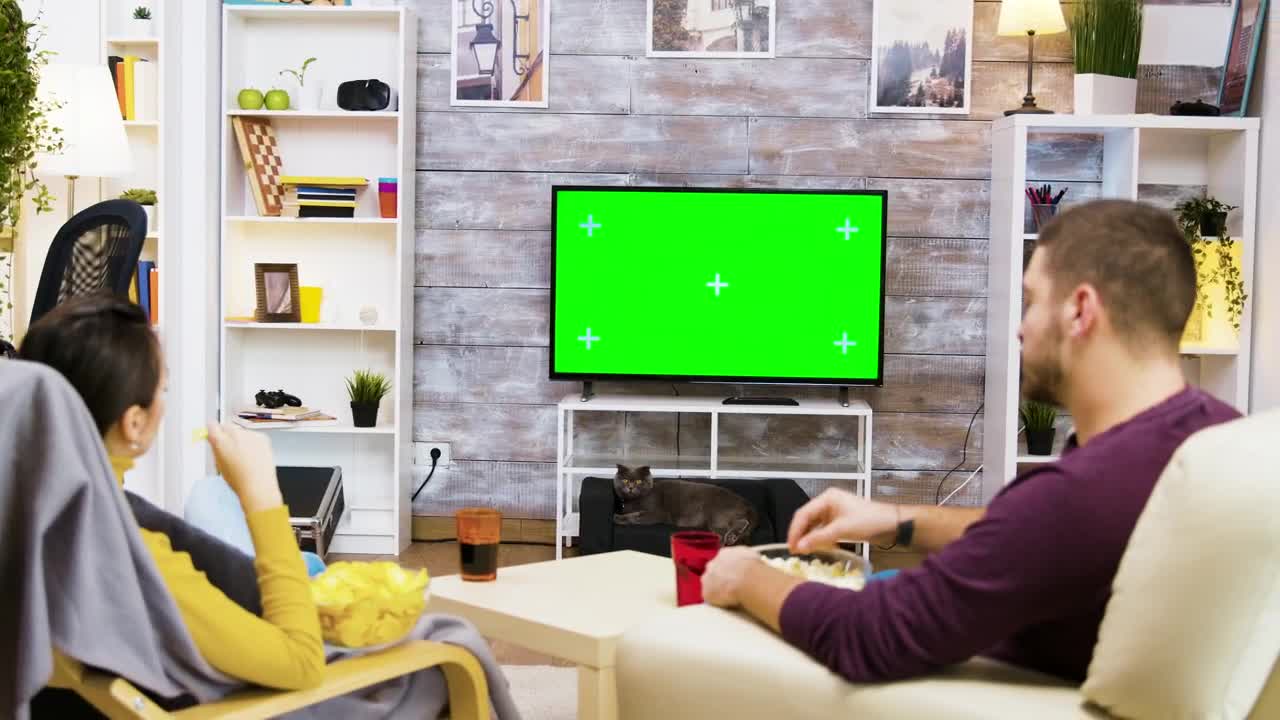 Stock Video Couple Watching Green Screen Tv And Eating Popcorn Live Wallpaper For PC - Free Download