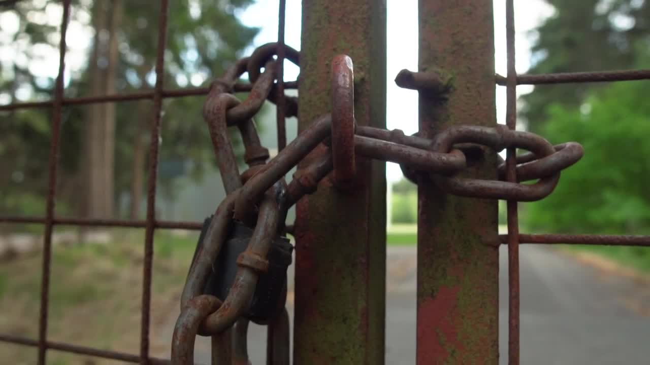 Free Stock Video Rusty Fence With A Chain Of A Property In Nature Live Wallpaper - Free Download