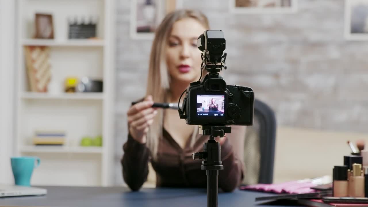 Stock Video Beauty Vlogger Talks To Subscribers During Makeup Tutorial Live Wallpaper For PC - Free Download