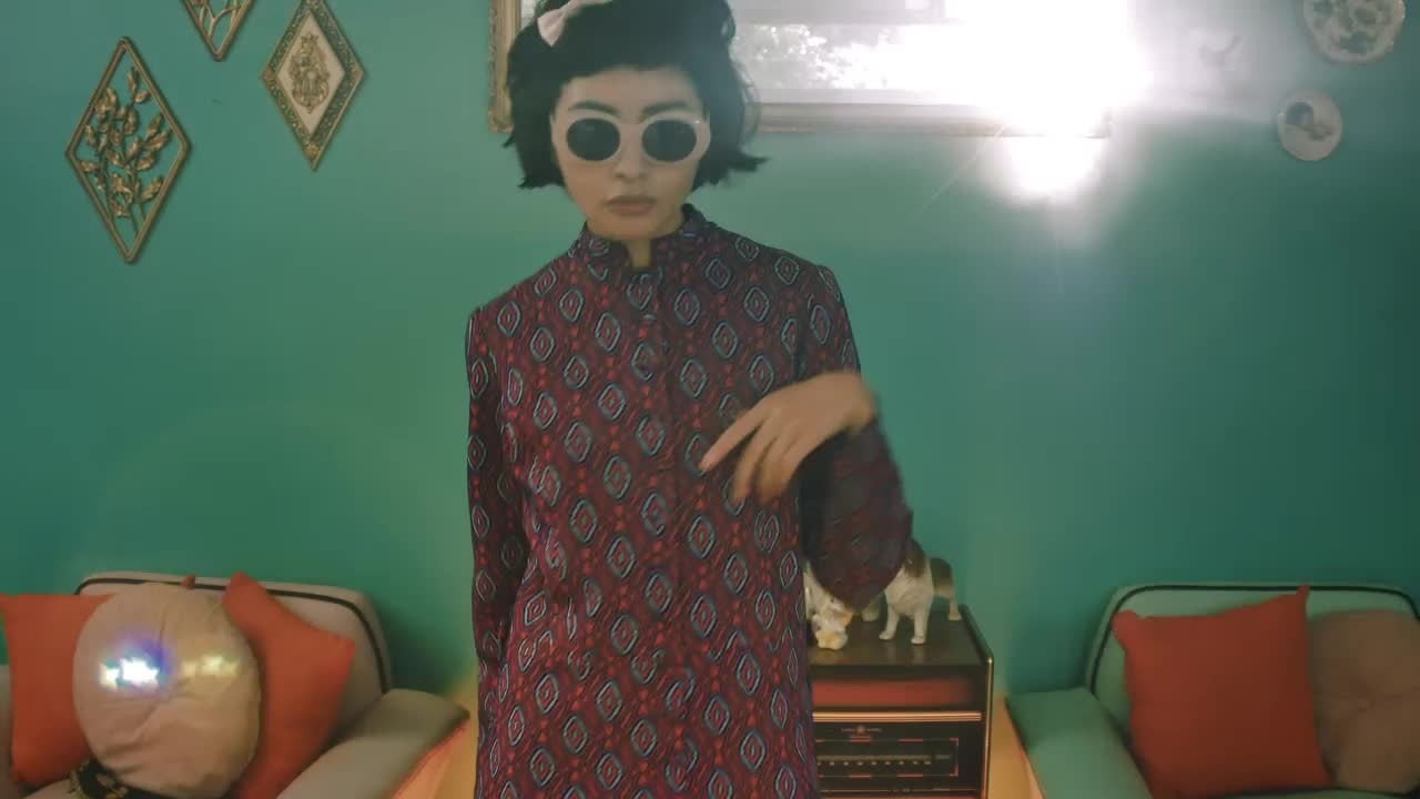 Free Stock Video Retro Woman With Sunglasses Dancing Live Wallpaper - Free Download