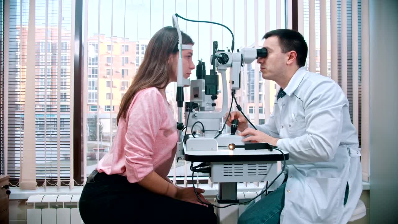 Stock Video Optometrist Checking A Patient Eyes Live Wallpaper - Free Download