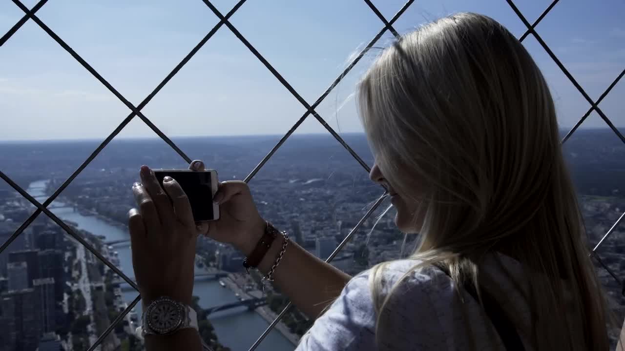 Free Video Stock taking photos at the top of the eiffel tower Live Wallpaper - Free Download