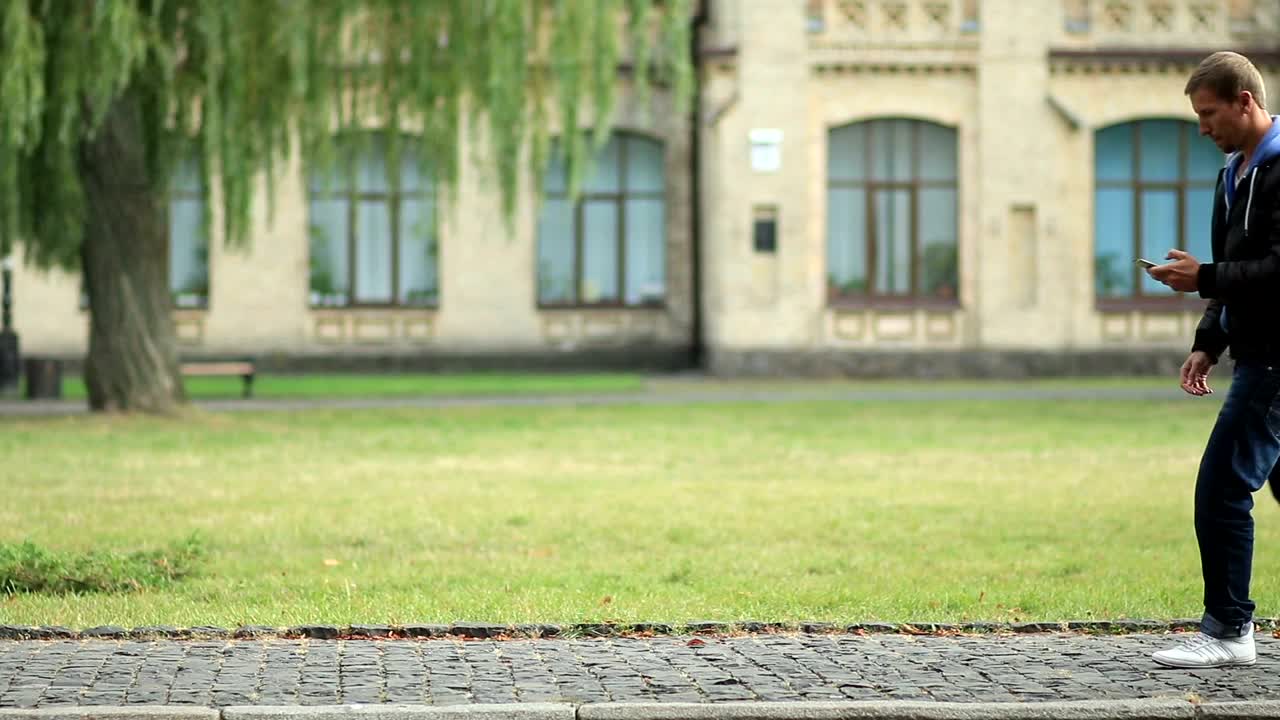 Stock Video Man Walks Into Someon Animated Wallpaper - Free Download