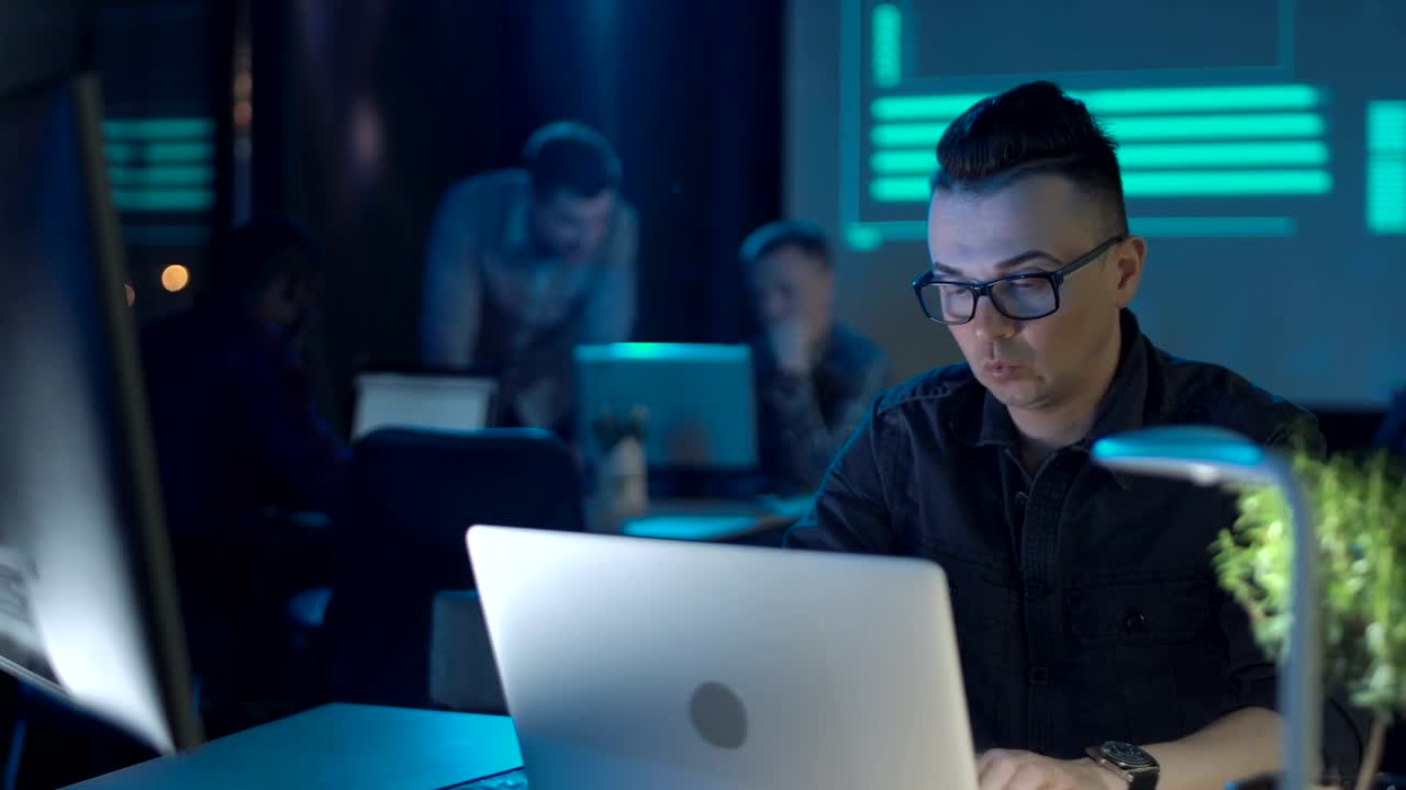 Stock Video Man Working With The Computer In The Offic Animated Wallpaper - Free Download