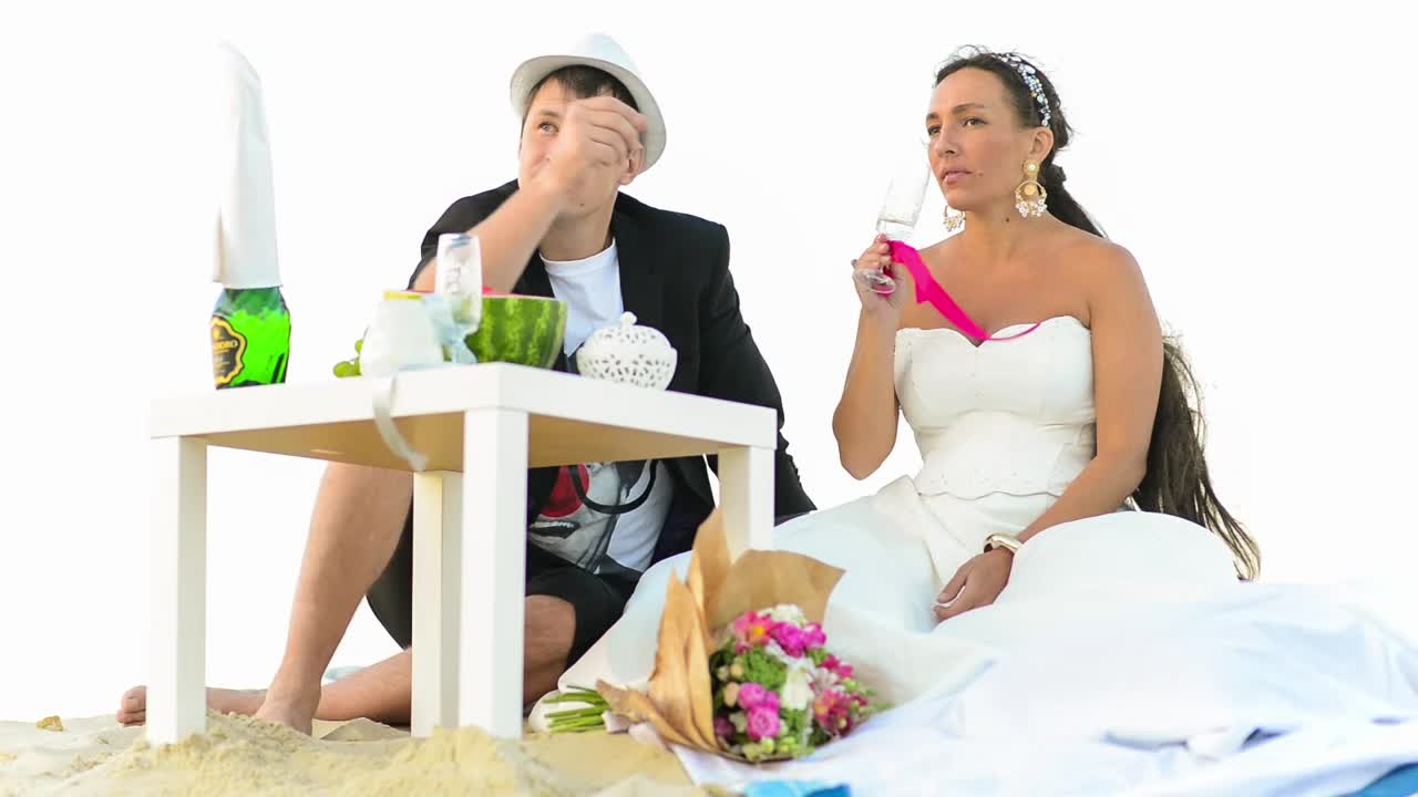 Stock Video Newlyweds On A Picnic On The Beach Live Wallpaper - Free Download