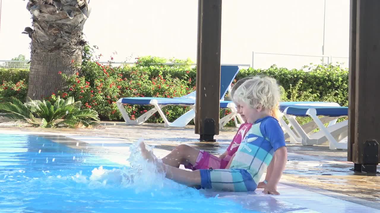 Video Stock Children Splashing In The Pool Live Wallpaper For PC - Free Download
