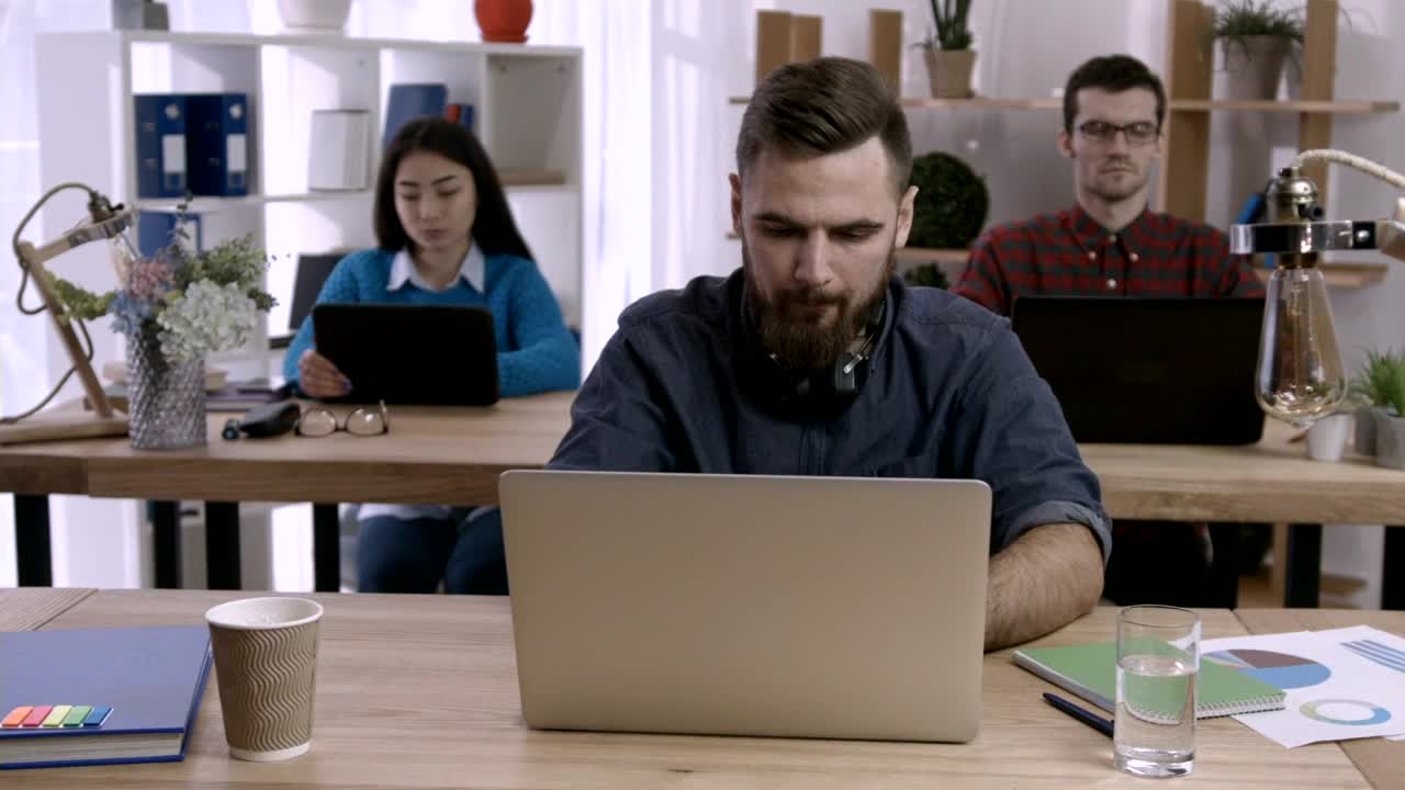 Free Video Stock Stressed Man At His Desk Live Wallpaper - Free Download