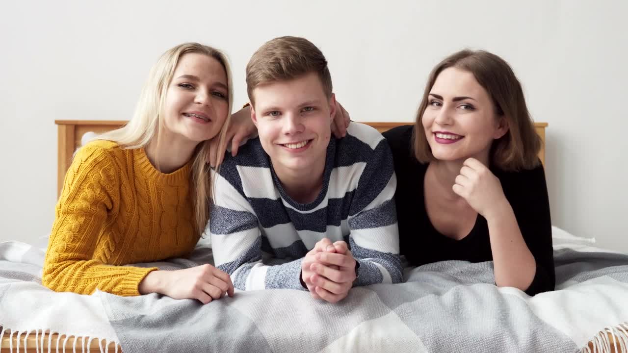 Stock Video Friends Laying On A Bed Together Live Wallpaper For PC - Free Download