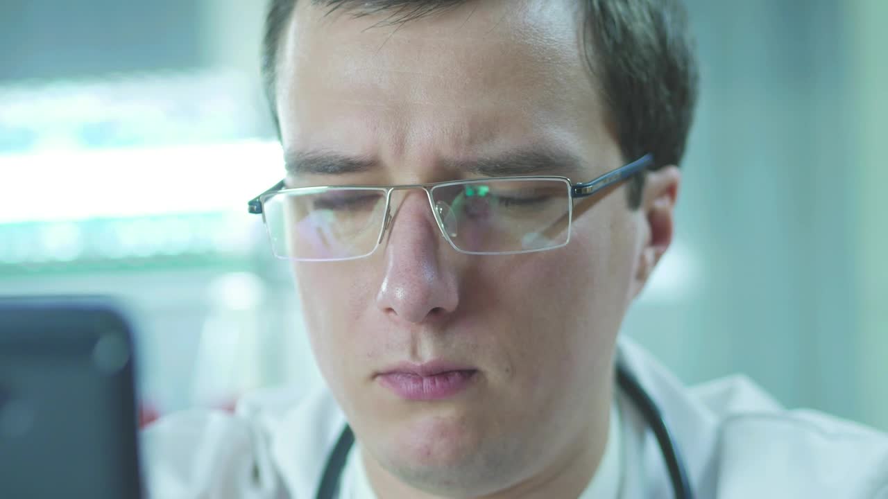 Stock Video Doctor On A Video Call On The Mobile Phone Live Wallpaper For PC - Free Download