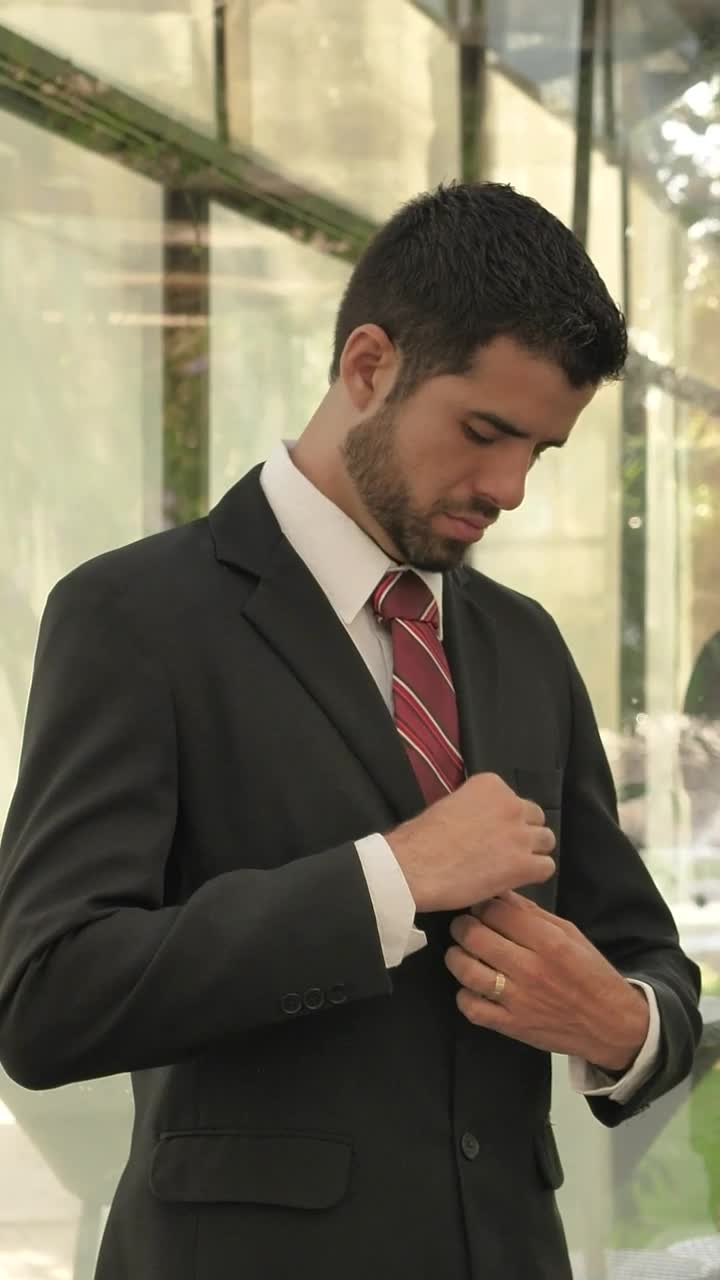 Video Stock Portrait Of A Groom Getting Ready For His Wedding Live Wallpaper Free - Free Download