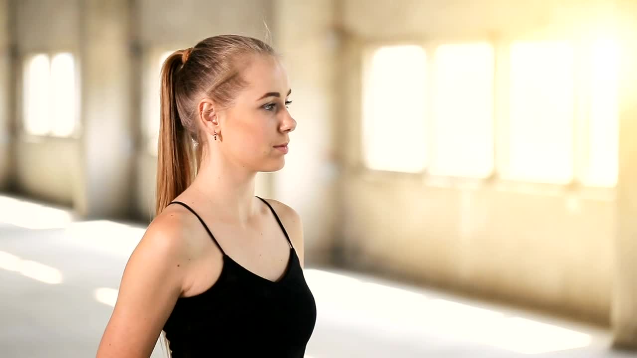 Video Stock Portrait Of Athlete Woman Drinking Water Live Wallpaper Free - Free Download