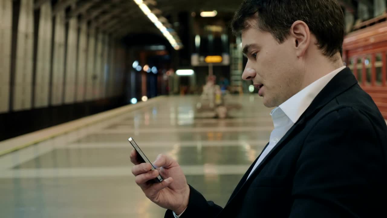 Video Stock Businessman Texting While Waiting In The Subway Live Wallpaper For PC - Free Download