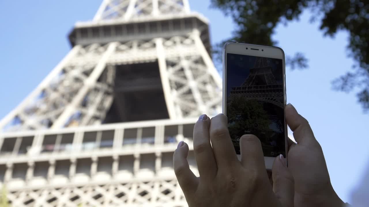 Free Video Stock tourist taking picture of the eiffel tower Live Wallpaper - Free Download