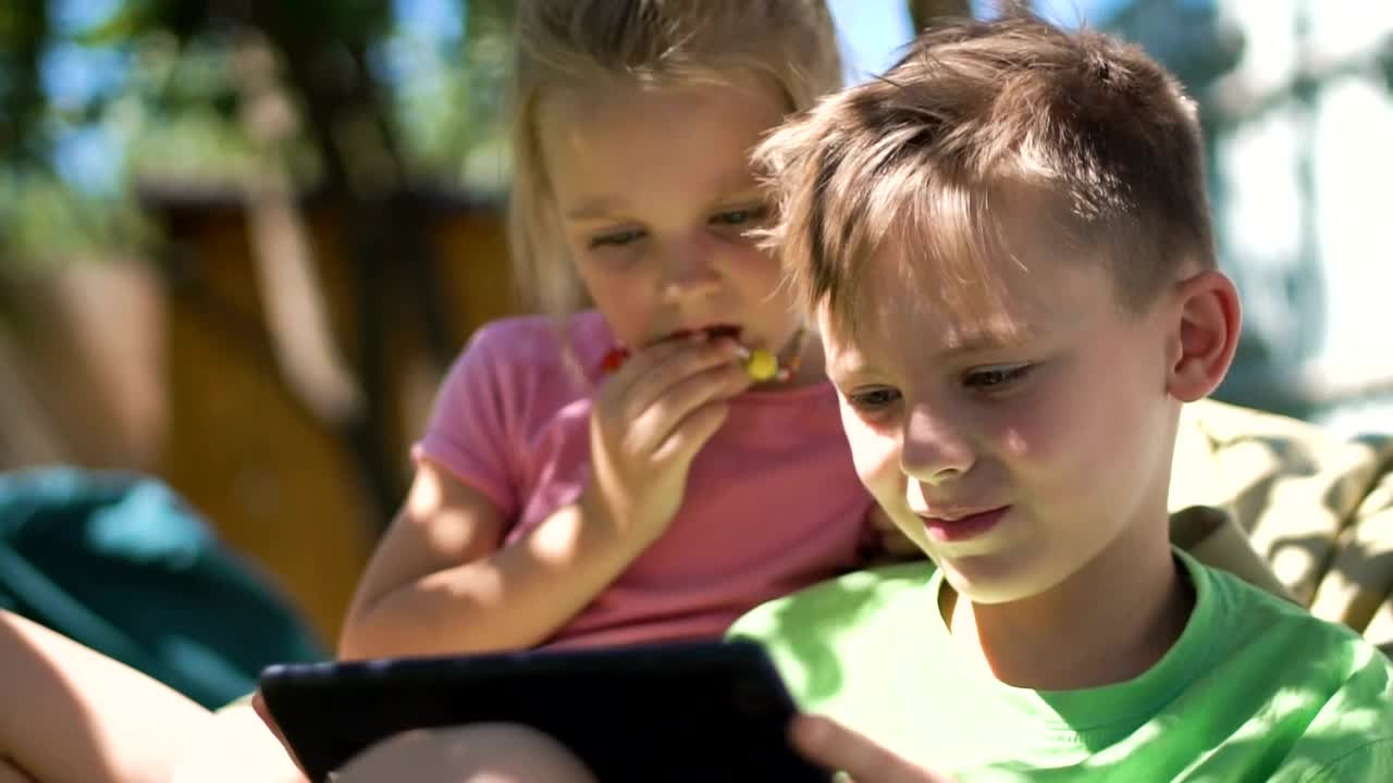 Video Stock Children Enjoying The Tablet In The Backyard Live Wallpaper For PC - Free Download