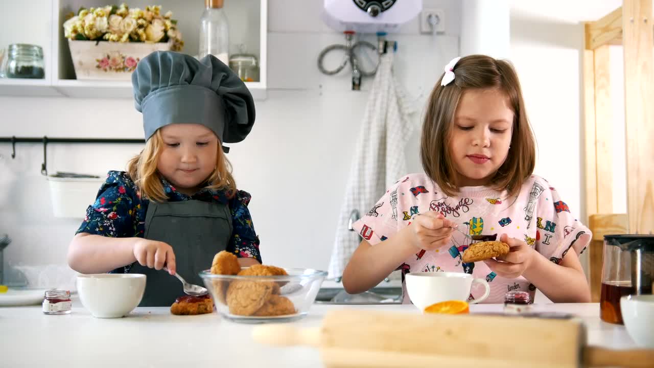Free Stock Video Two Girls In The Kitchen Eating Cookies With Jam Live Wallpaper - Free Download