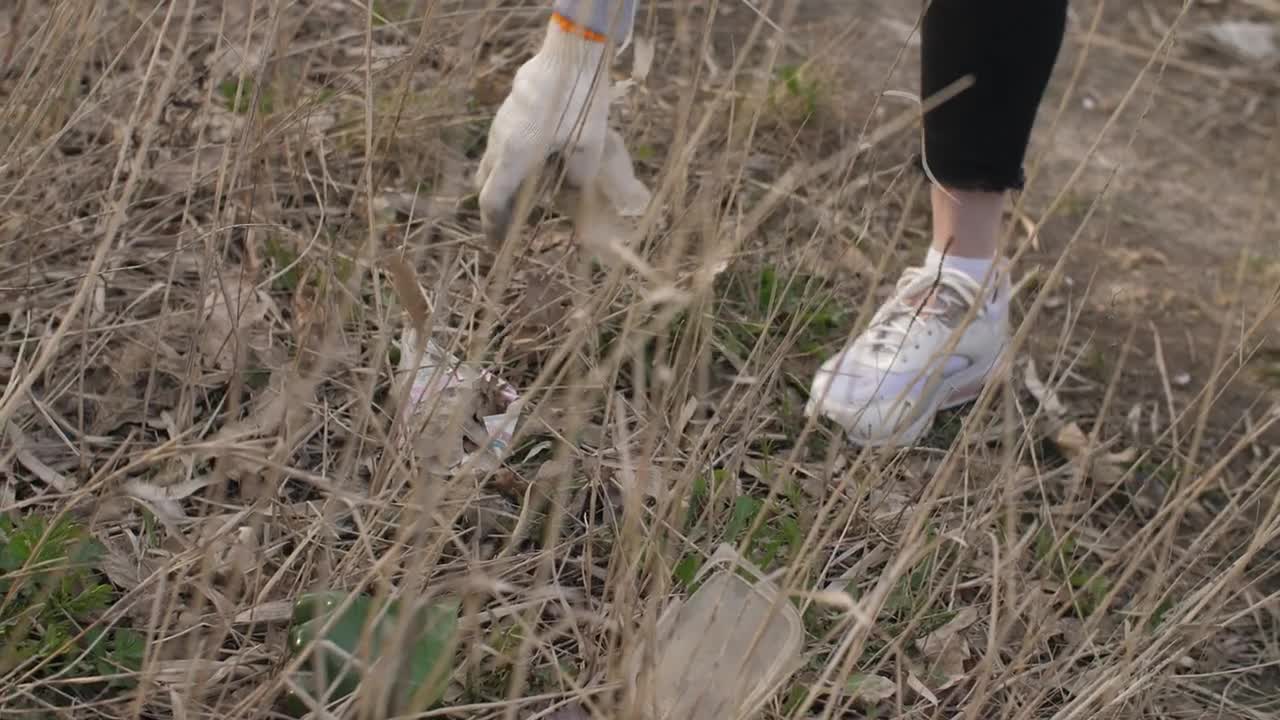 Free Stock Video Volunteer Picking Up Trash From The Grass Live Wallpaper - Free Download