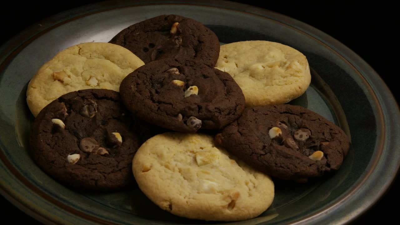 Video Stock Chocolate Cookies On A Plate Rotating Live Wallpaper For PC - Free Download