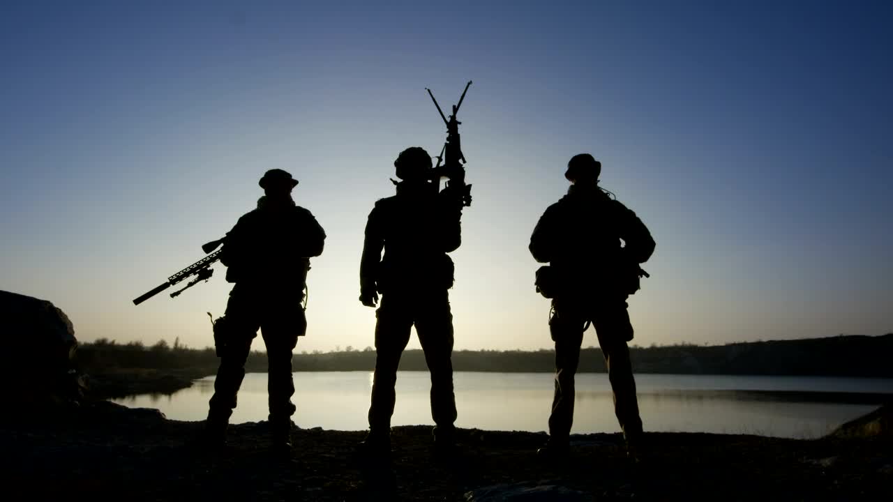 Free Video Stock Soldier Silhouettes Posing With Guns In The Sunset Live Wallpaper - Free Download